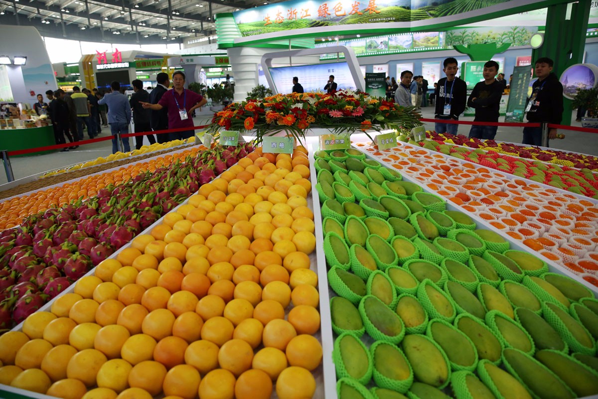 農產品交易會上的美:水果蔬菜拼出畫堆成雕塑 農副產品